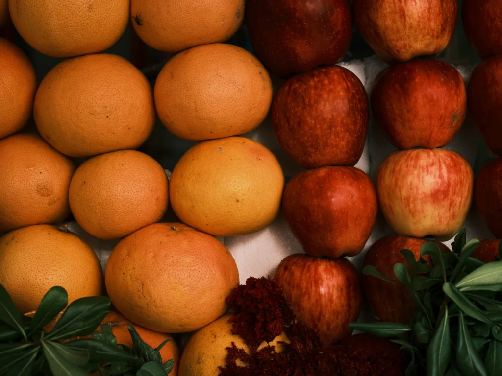 pomarańcze-i-jabłka-ułożone-obok-siebie-różnorodność-cechująca-neuroinkluzywne-biuro-workplace-team