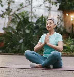 kobieta-siedząca-na-macie-i-praktykująca-jogę-wellbeing
